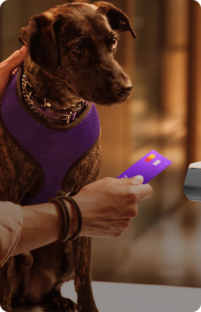 Dos personas felices comiendo un taco